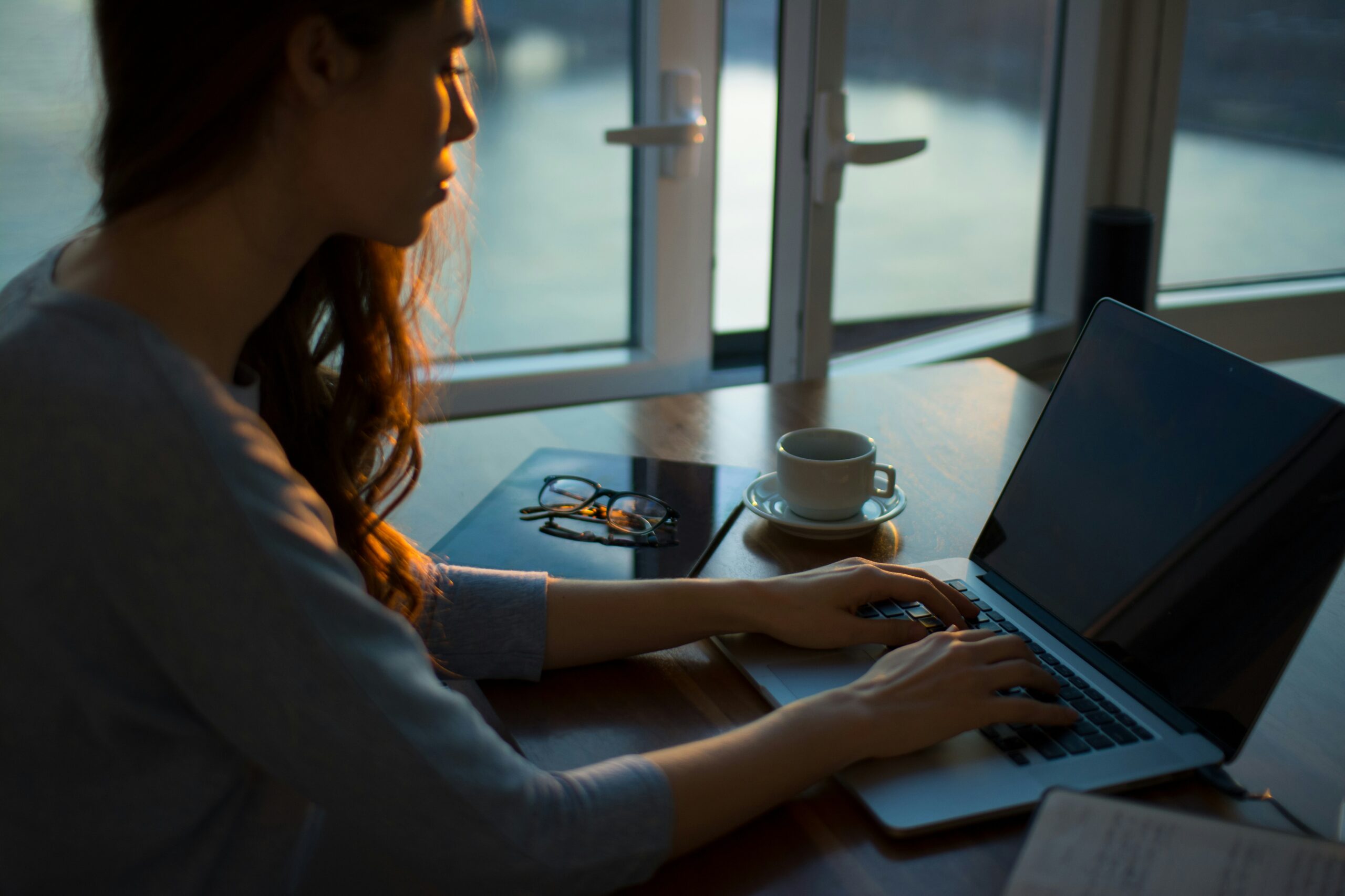 Woman in front of the laptop as a symbol for mindfulness at work